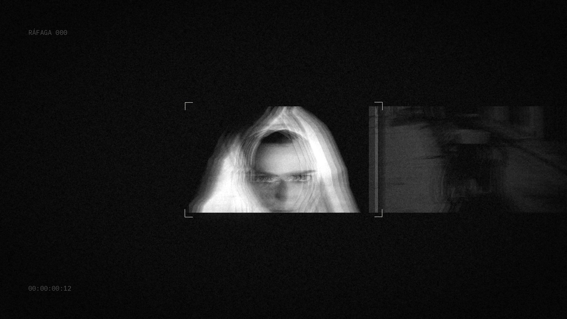 Fragmento fotográfico en blanco y negro en la cortinilla